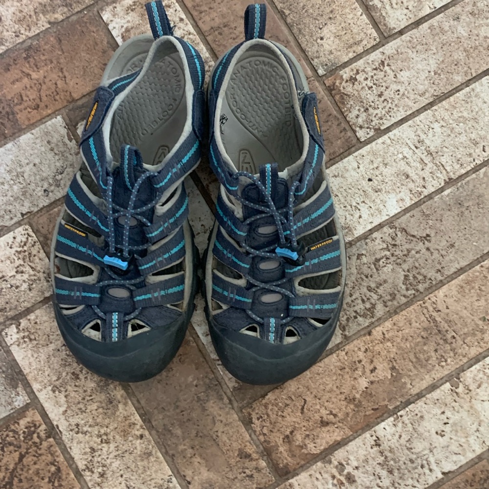 Slightly used keen’s normal wear and tear. Probably a size 7.5-8 women.